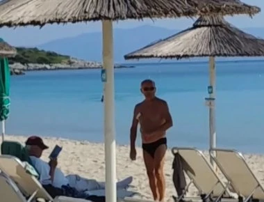 Σαν την Χαλκιδική δεν έχει: Απλώνει το αντηλιακό με... ρολό βαφής(βίντεο)